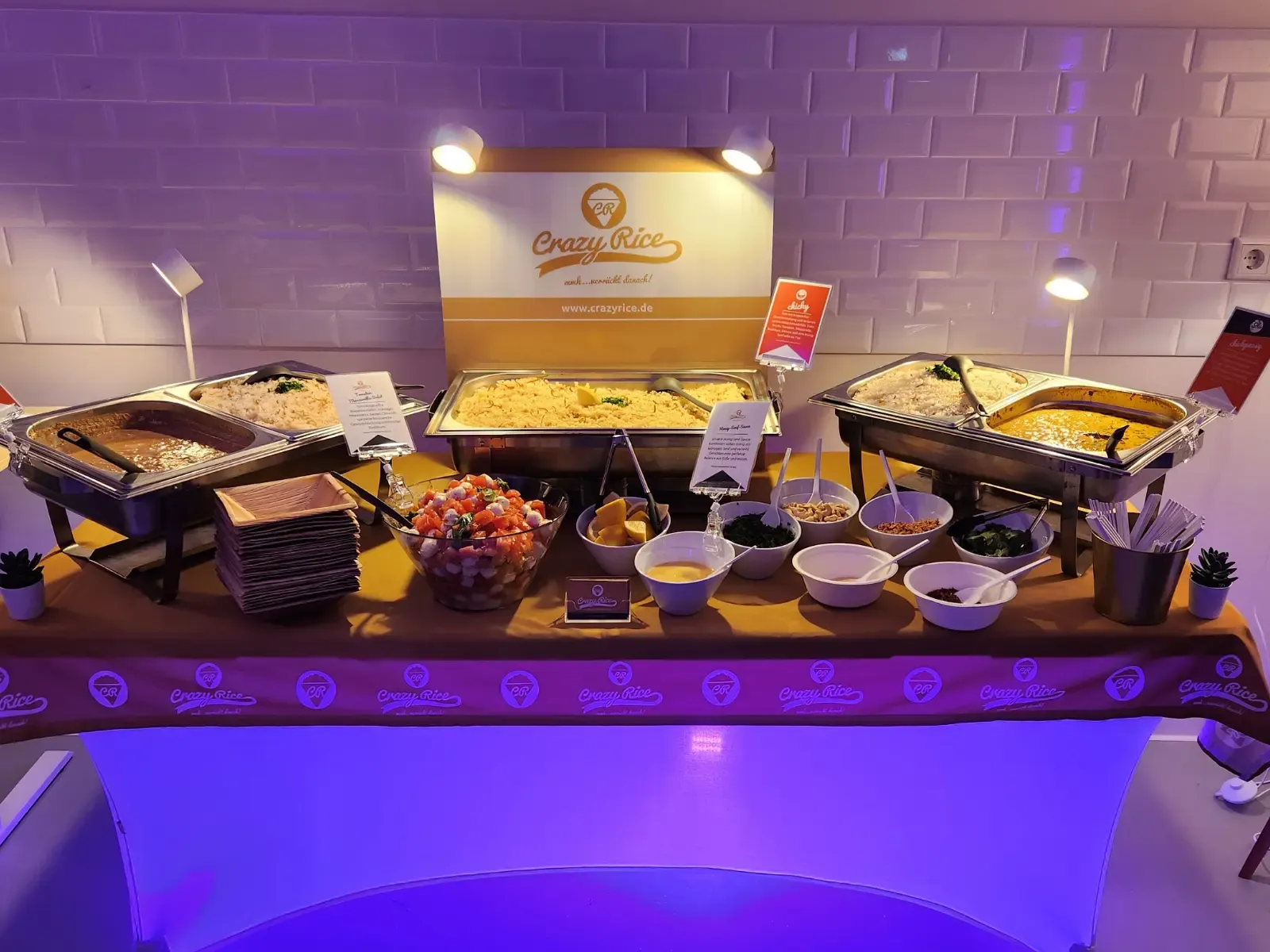Hochzeitscatering Leipzig mit stilvoll angerichtetem Buffet von Crazy Rice