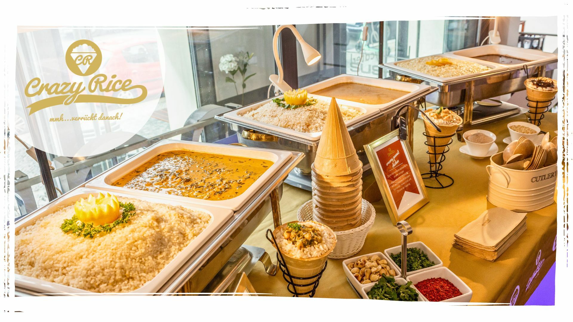Ein liebevoll angerichtetes Crazy Rice Buffet in Leipzig mit kreativen internationalen Reisgerichten, stilvoll präsentiert auf nachhaltigem Geschirr.