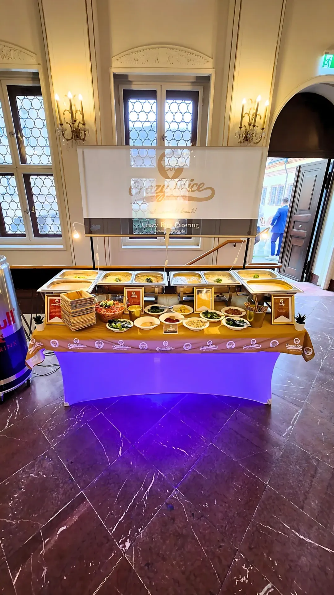 Das Buffet vom Crazy Rice Catering Berlin mit einer vielfältigen Speisenauswahl und einer kreativen Präsentation