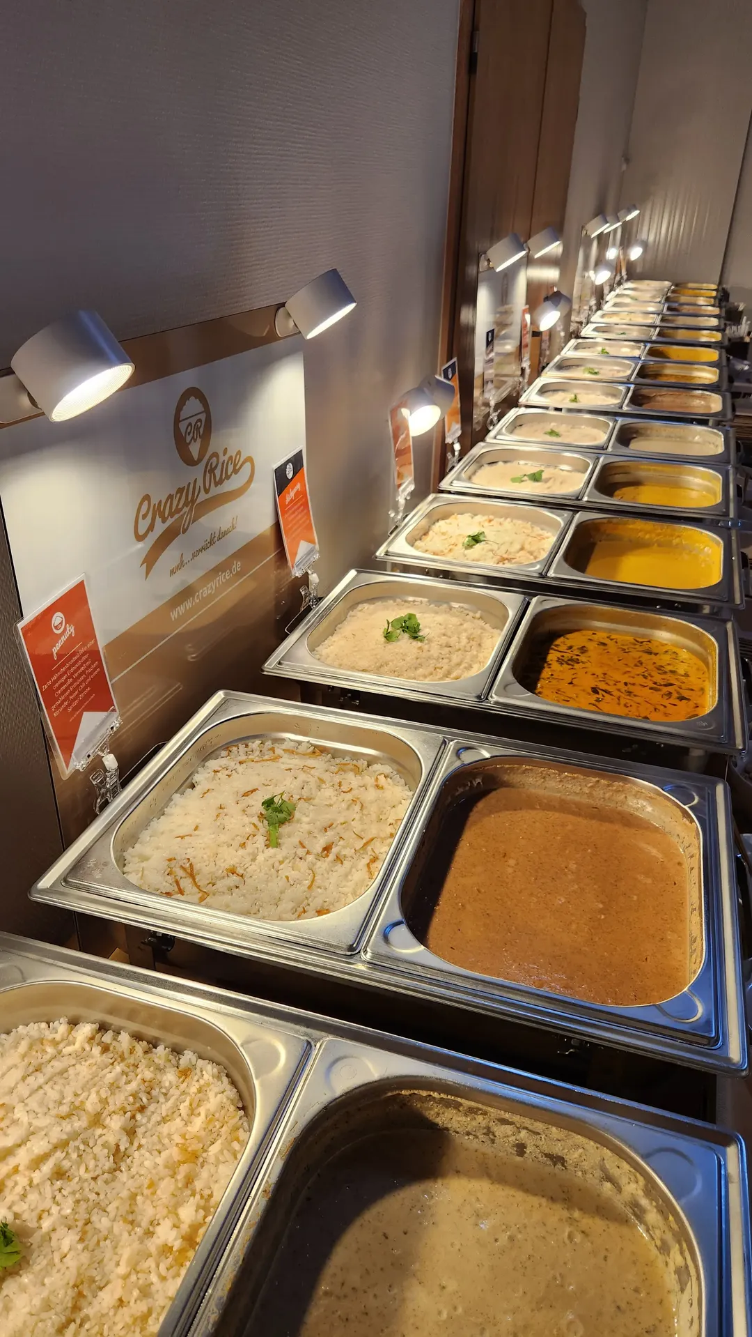 Ein großes geschmücktes Buffet vom Crazy Rice Catering bei einer Hochzeit in Leipzig