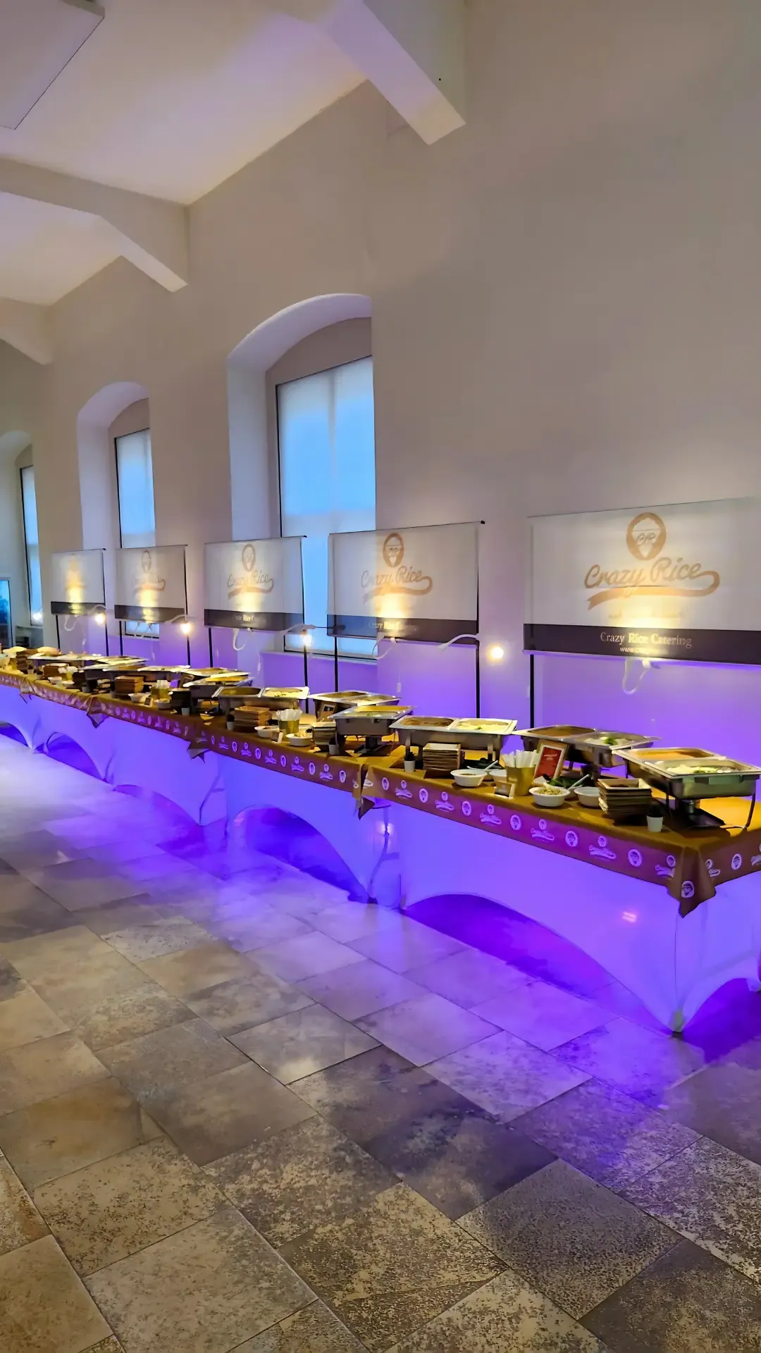 Ein sehr schön dekoriertes und langes Classic Buffet von Crazy Rice mit großer Auswahl an sehr vielen Speisen, bei einem Catering in Leipzig