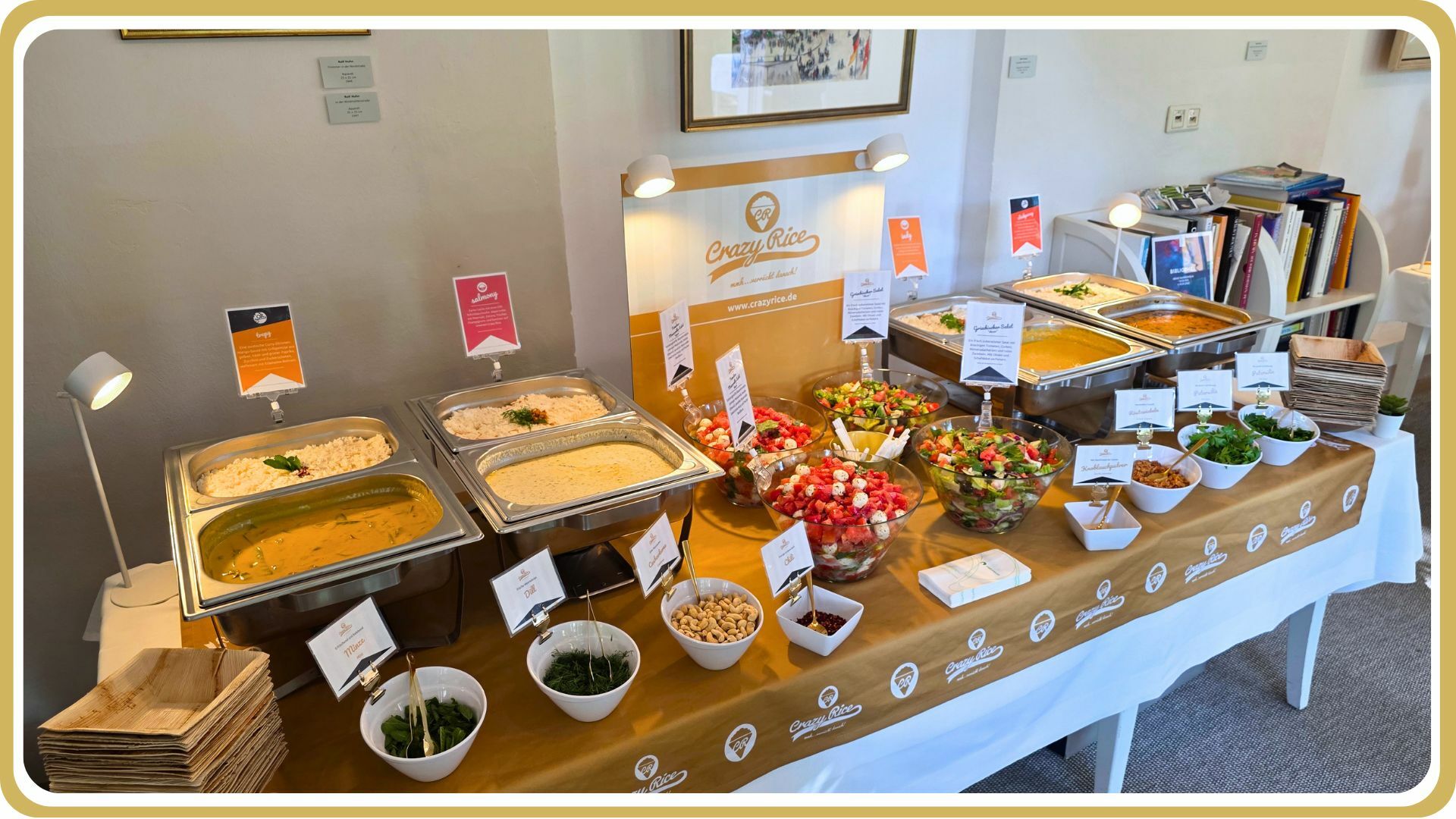 Ein dekoriertes Buffet von Crazy Rice für alle Arten von Events