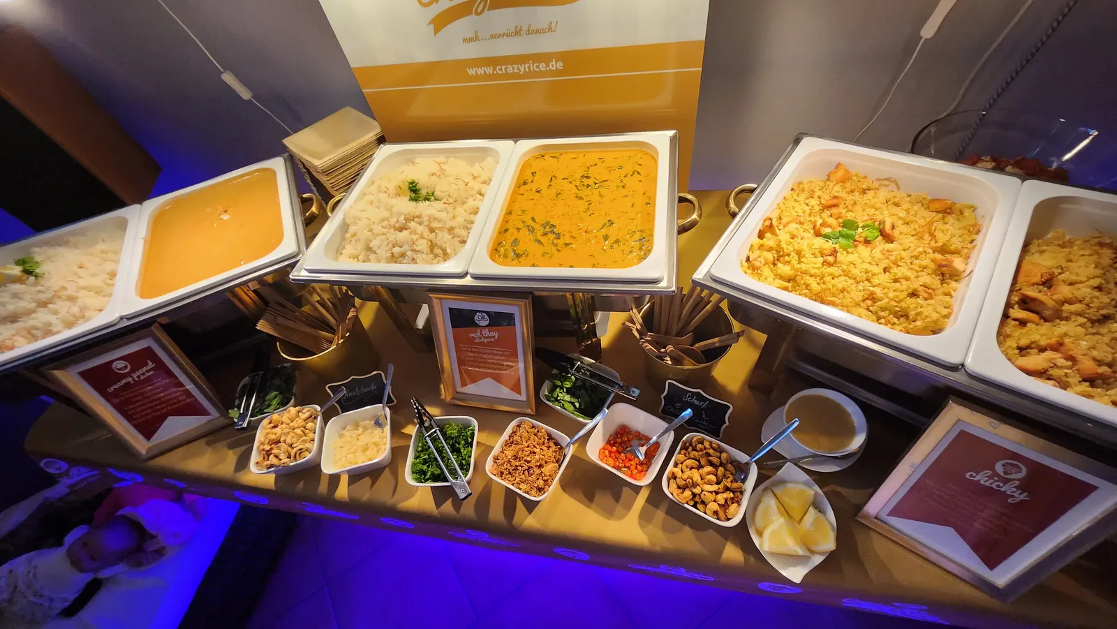 Buffet vom Crazy Rice Catering in Leipzig mit vielfältigen Speisen