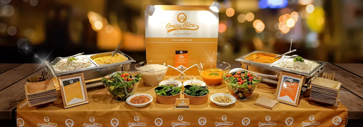 Das einzigartige Buffet vom Crazy Rice Catering Berlin mit vielfältigen Speisen und einer kreativen Präsentation