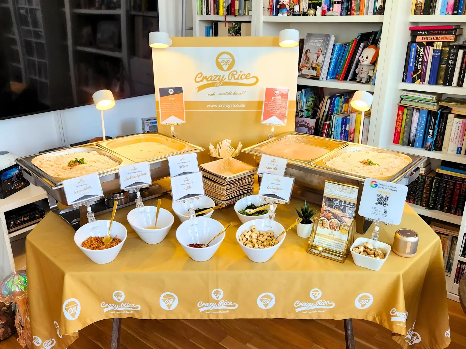 Ein liebevoll angerichtetes Buffet von Crazy Rice auf einer Feier in Leipzig, mit einer Auswahl vielfältiger Spezialitäten.