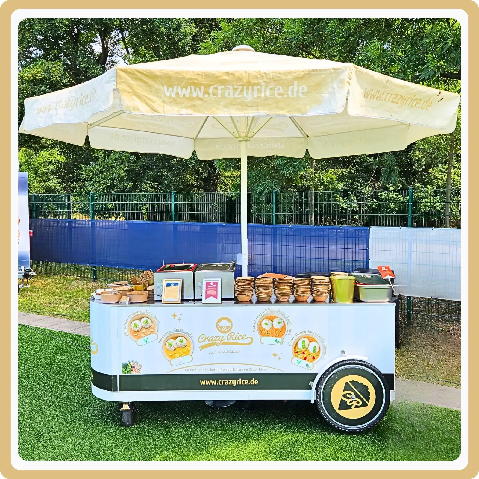 Der stylische Crazy Rice Catering Foodtruck mit kreativen Reiskreationen bei einer Veranstaltung in Leipzig– ein Highlight für größere Events, sowohl indoor als auch outdoor.
