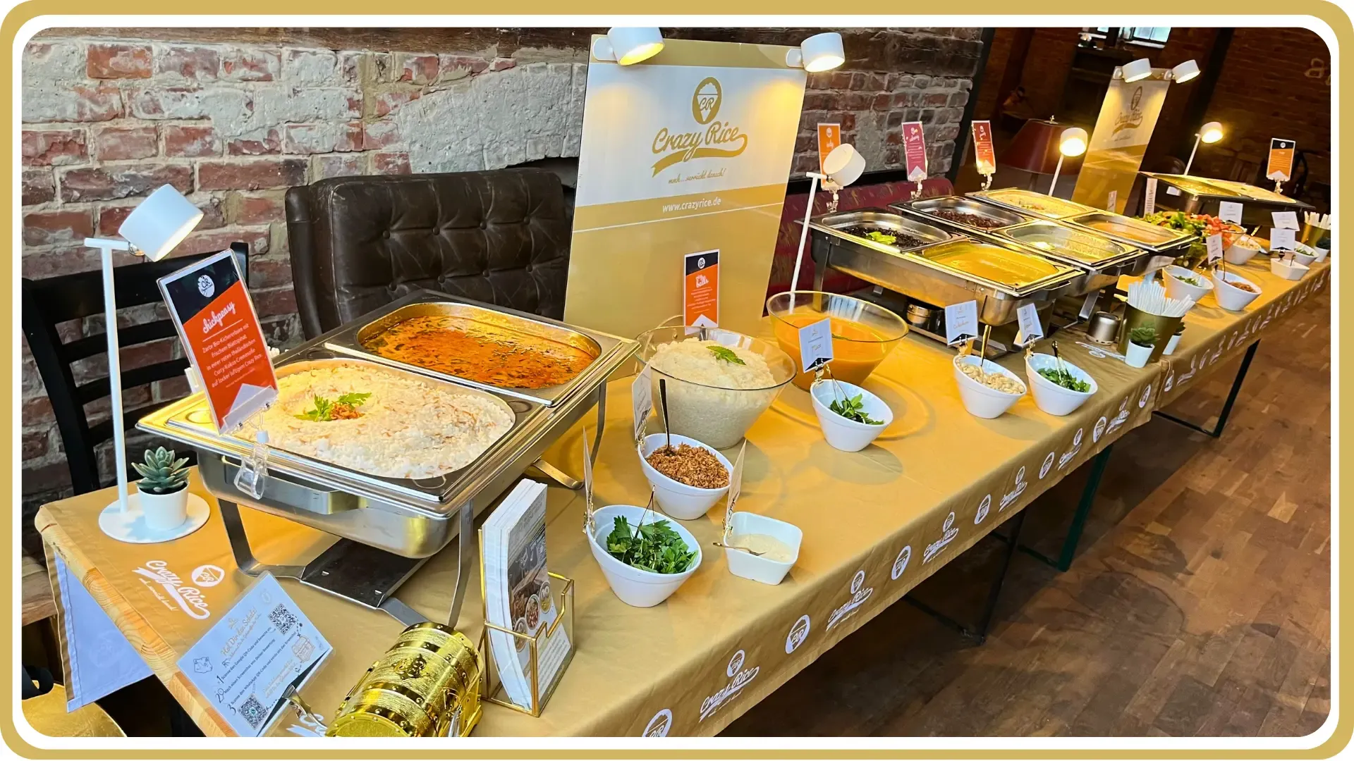Ein festlich dekoriertes Hochzeitsbuffet von Crazy Rice Catering Leipzig, mit vielfältigen und kreativen Reiskreationen.