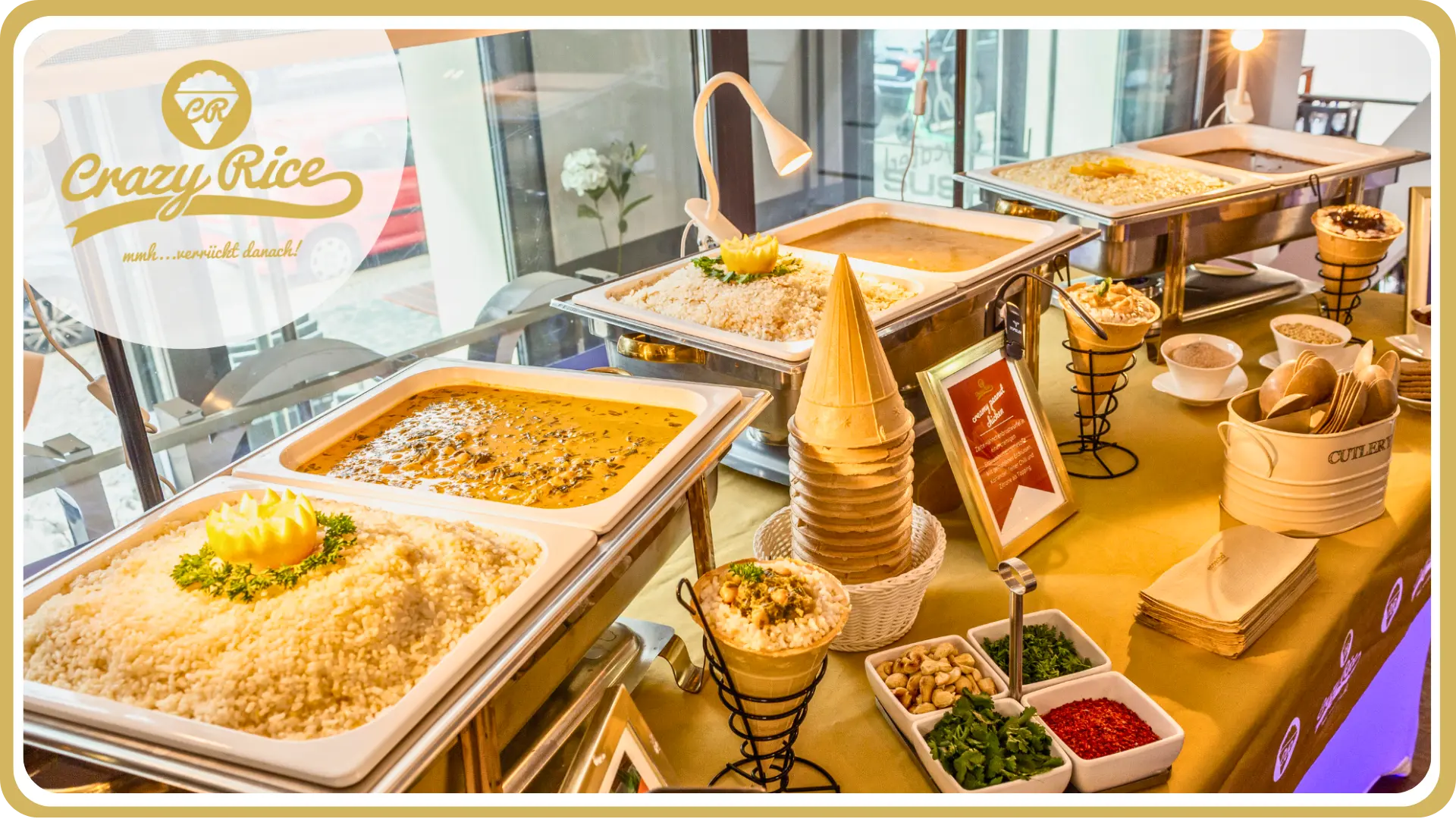 Ein liebevoll angerichtetes Buffet vom Crazy Rice Catering in Berlin mit kreativen internationalen Reisgerichten, stilvoll präsentiert auf nachhaltigem Geschirr.
