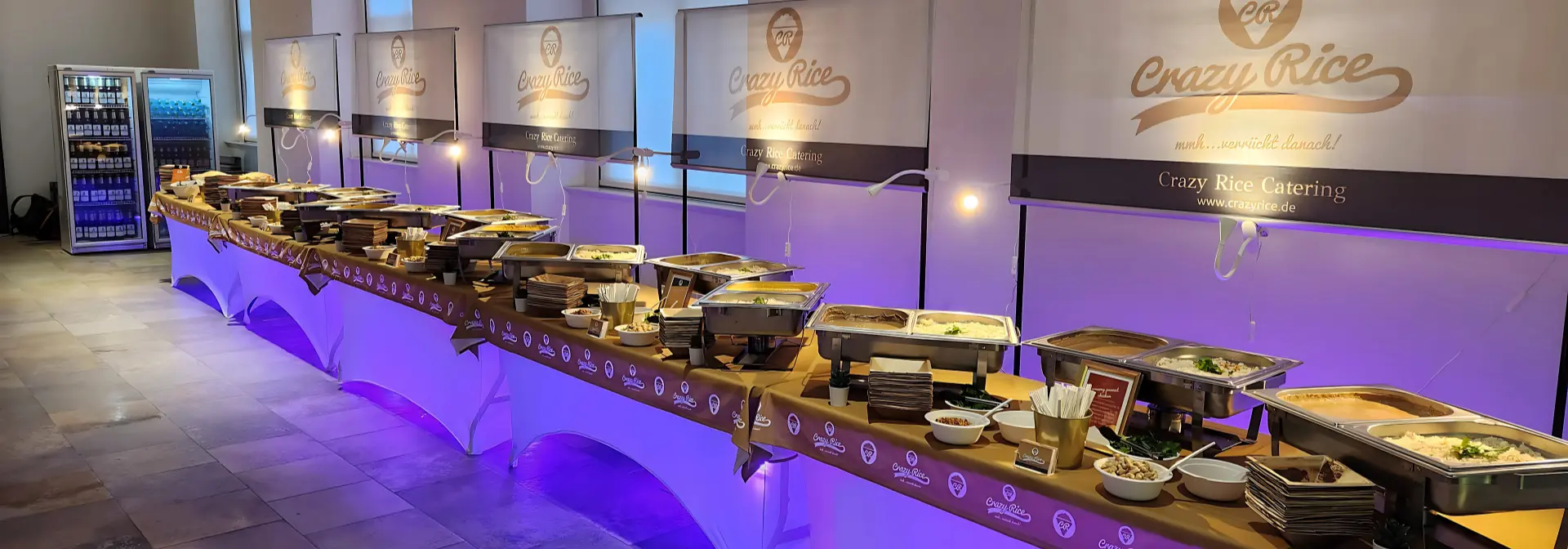 Langes Catering-Buffet mit internationalen Reiskreationen bei Firmenveranstaltung in Leipzig